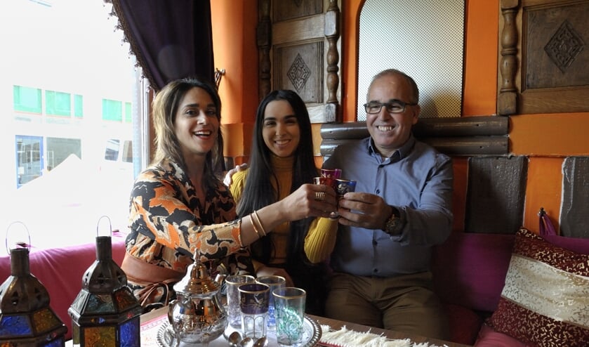 Aireen, Noa en Twan Bouyelma toosten op hun nieuwe restaurant.