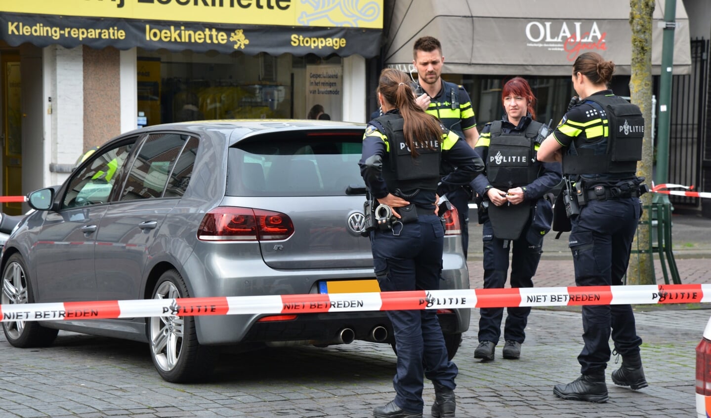 Politie en andere hulpverleners bij House of Pertijs in de Parkstraat na de gewapende overval op woensdag 6 maart.