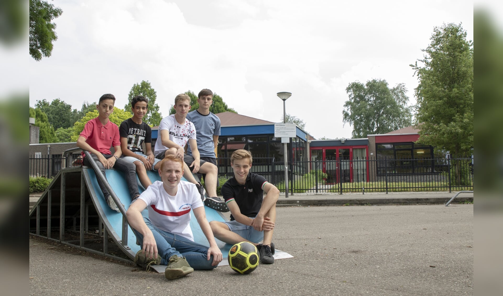 De zes jongeren die zich sterk maken voor een Playground aan de Berkstraat in Zundert. 