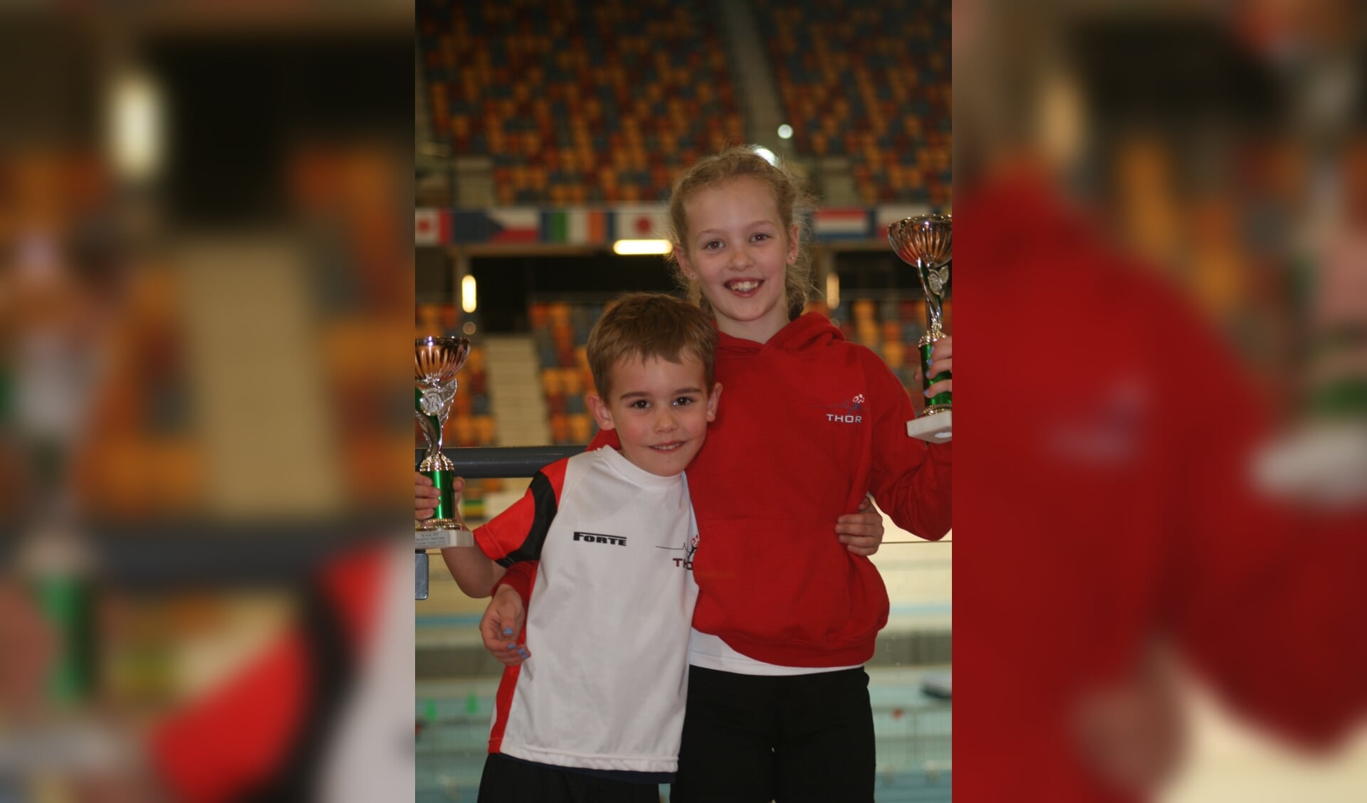Annelin en Sebastiaan van den Biggelaar met hun gewonnen bekers.
