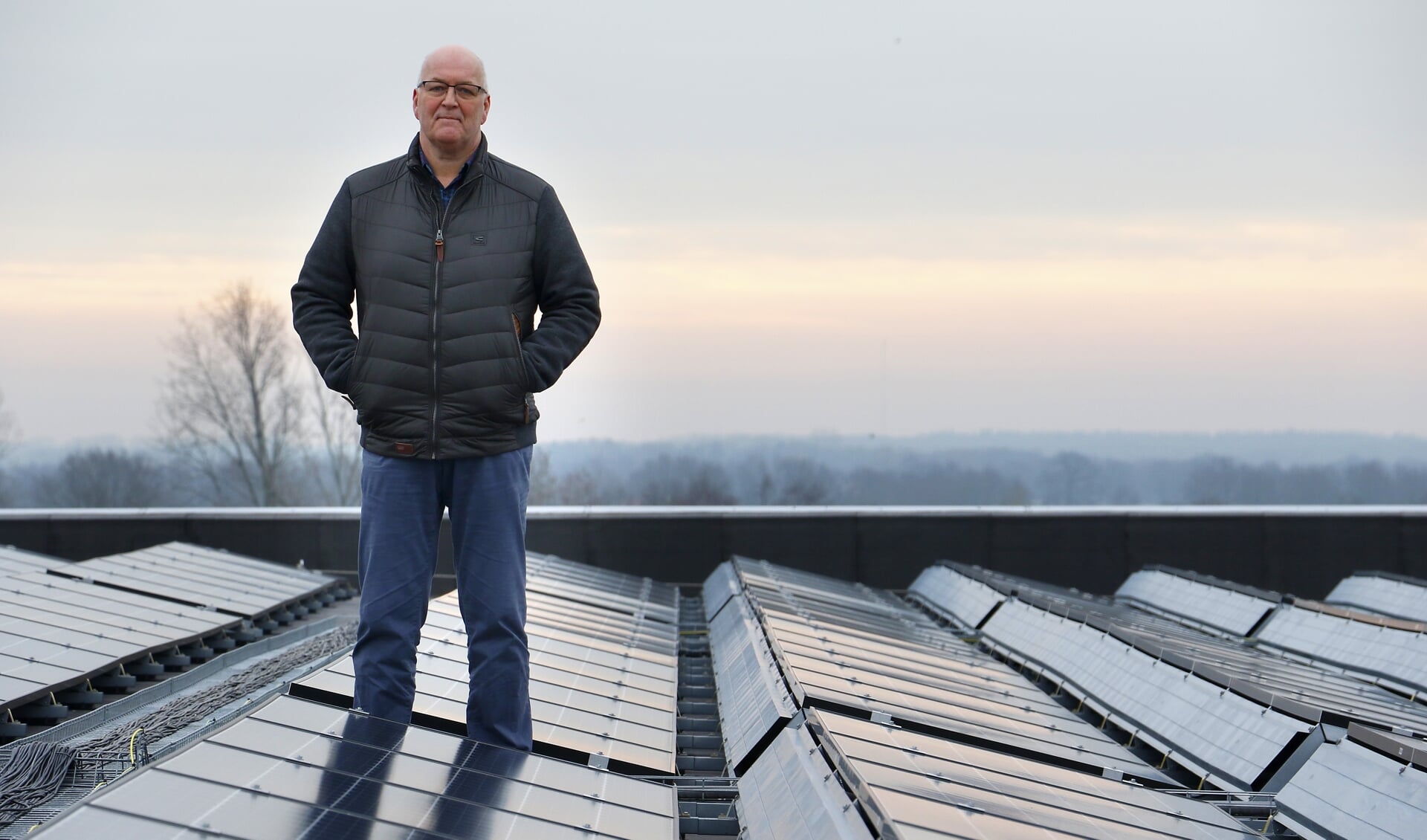 Henry Martens, eigenaar van Breepark, tussen de zonnepanelen op het dak van de evenementenhal.