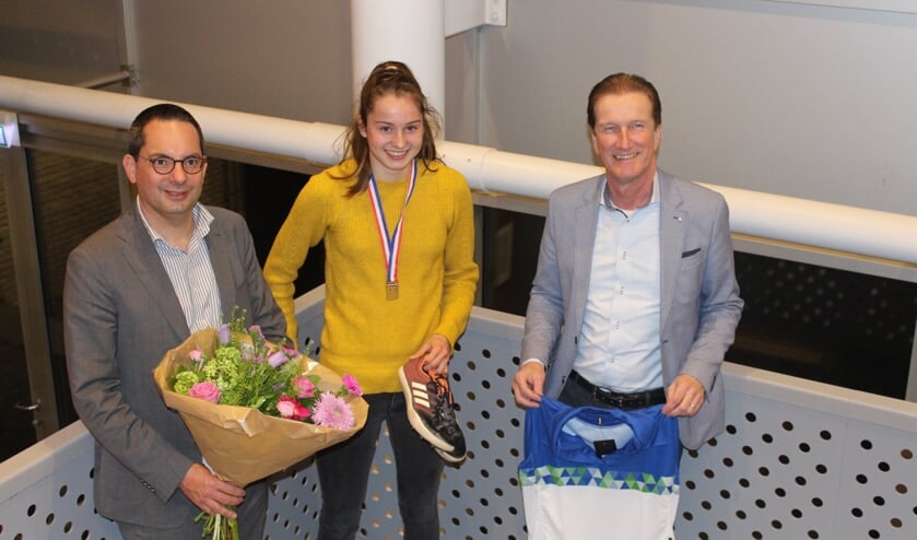 Meike Verdaasdonk werd door de burgemeester en wethouder in de bloemetjes gezet FOTO: JOSÉ VAN DER WEGEN