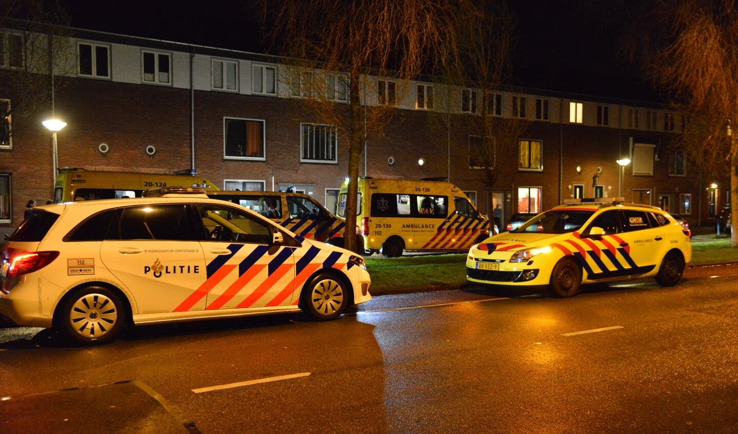Politie en andere hulpverleners bij de woning in de Dr Struijckenstraat.