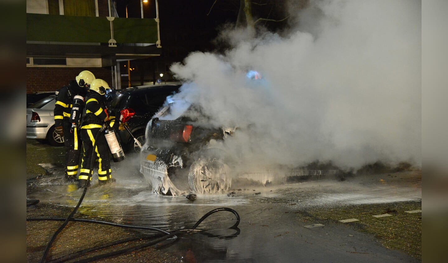 Twee auto's gingen verloren door een brand die vermoedelijk is aangestoken.