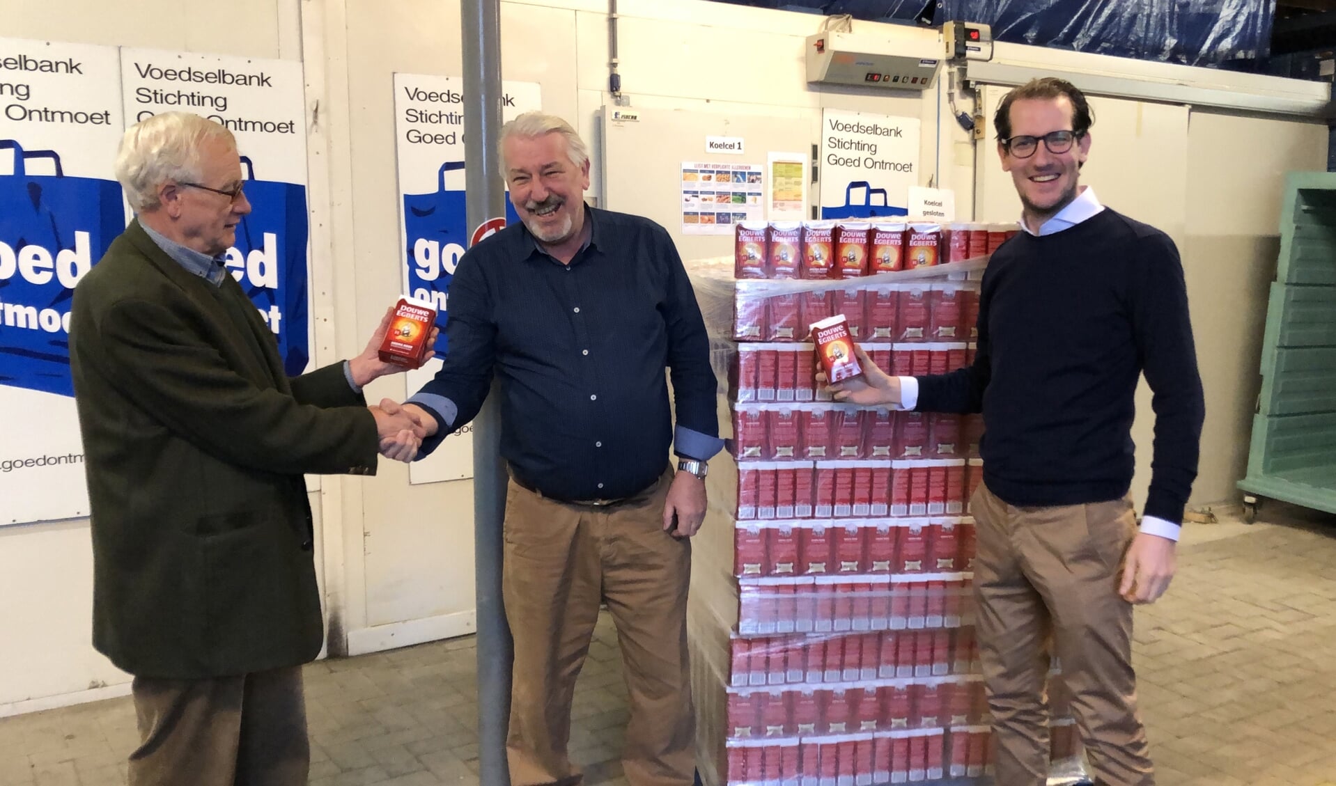 Overhandiging van 3.300 pakken koffie door Martien Franken en Rob Snepvangers (Lionsclub Bergen op Zoom) aan Jacques Snepvangers ( midden, Voedselbank ‘Goed Ontmoet’)