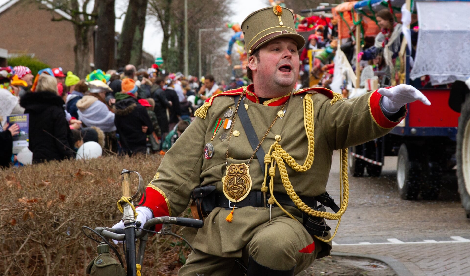 Een optocht met grote en kleine groepen. 