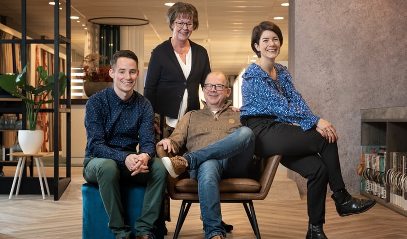 De familie Gommeren die zichtbaar in de winkel aanwezig is. Hidde, echtgenoot van Avalon, Janny, Willem en Avalon. FOTO GOMMEREN WONINGINRICHTING