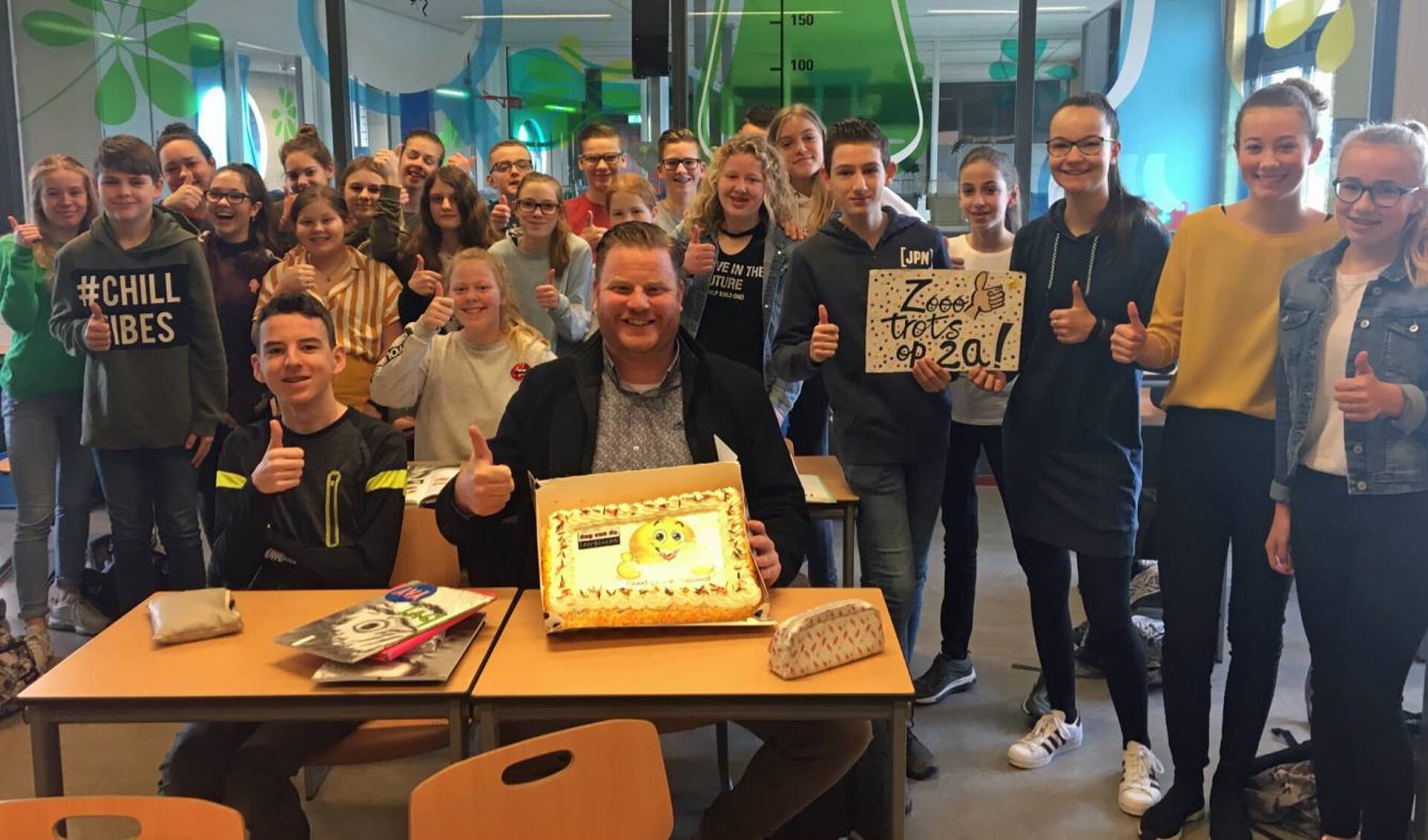 Leerlingen van Prinsentuin Oudenbosch, klas 2a, hebben het minste ongeoorloofde verzuim. Dat werd beloond met taart. FOTO SONJA KUIPER