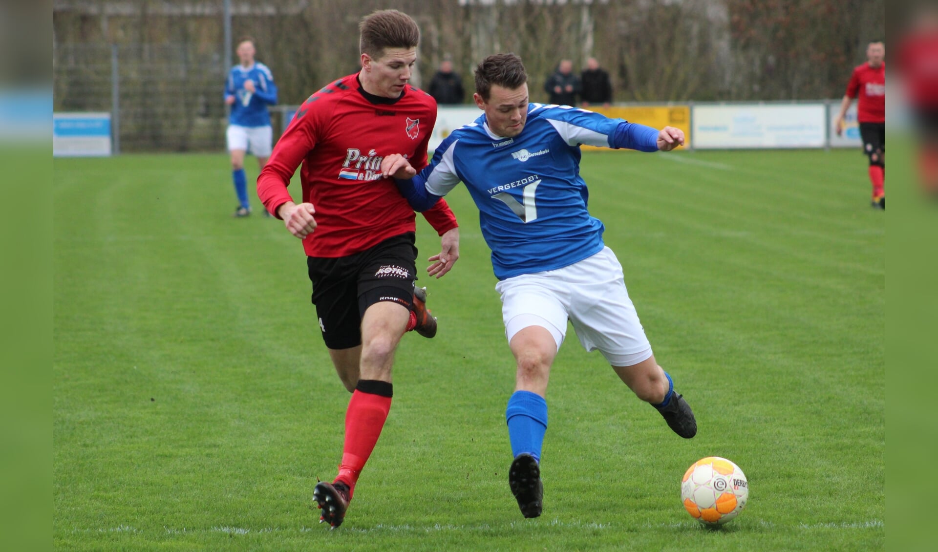 Arjen Dingemanse voorkomt veel doelpunten met zijn verdediging, hier in duel met Alex Jobse. FOTO: F. VAN PAGEE