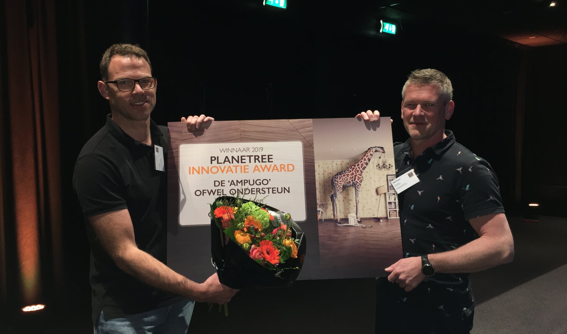 Fysiotherapeuten Rolf van der Burgt en Kjeld Klaver wonnen de Planetree innovatie award voor de AmpUgo.