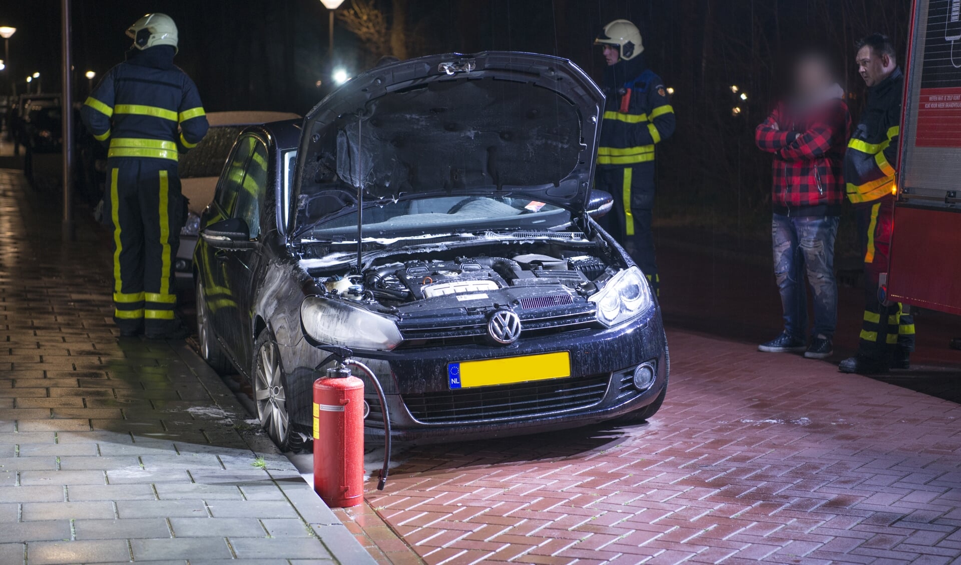 De voorkant van de auto heeft veel schade. 