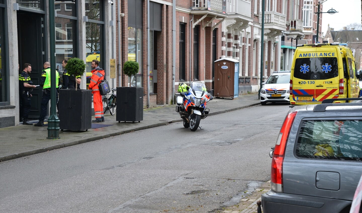 Politie en andere hulpverleners bij House of Pertijs in de Parkstraat na de gewapende overval op woensdag 6 maart.