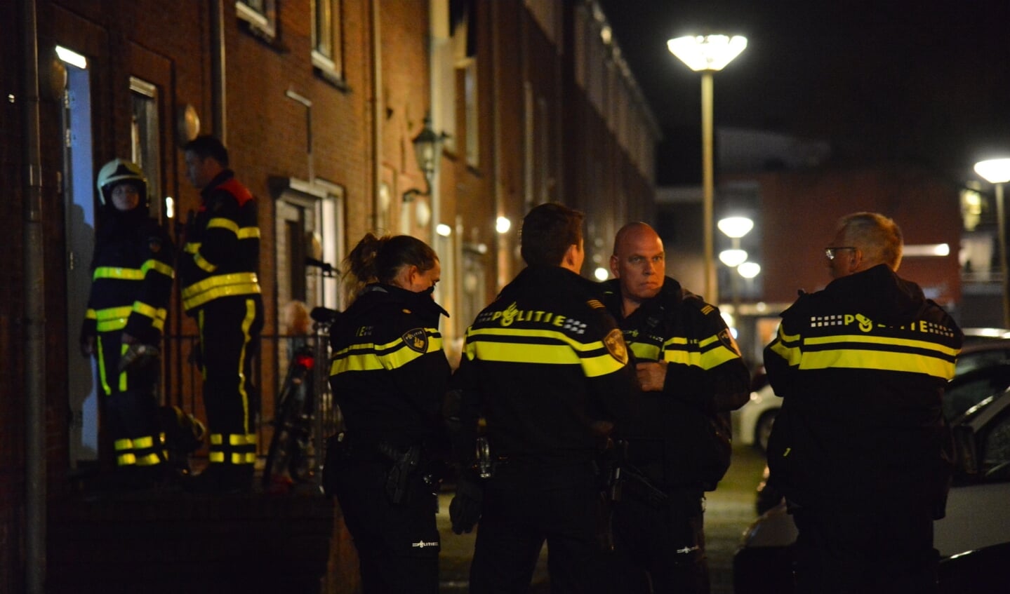 Politie en andere hulpverleners bij de woning in de Dr Struijckenstraat.