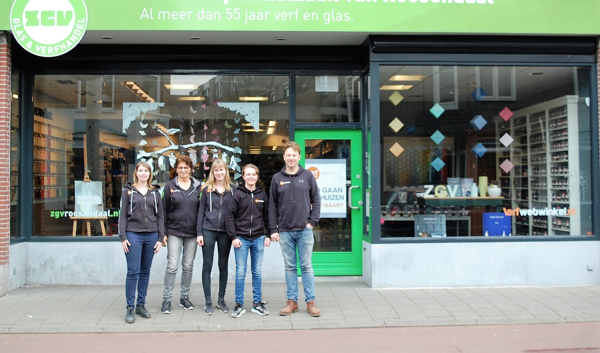 Lotte, Bernadette, Ole, Kristian en Rina ontvangen u vanaf 11 maart a.s. graag in de nieuwe winkel. FOTO ELLES JANSEN