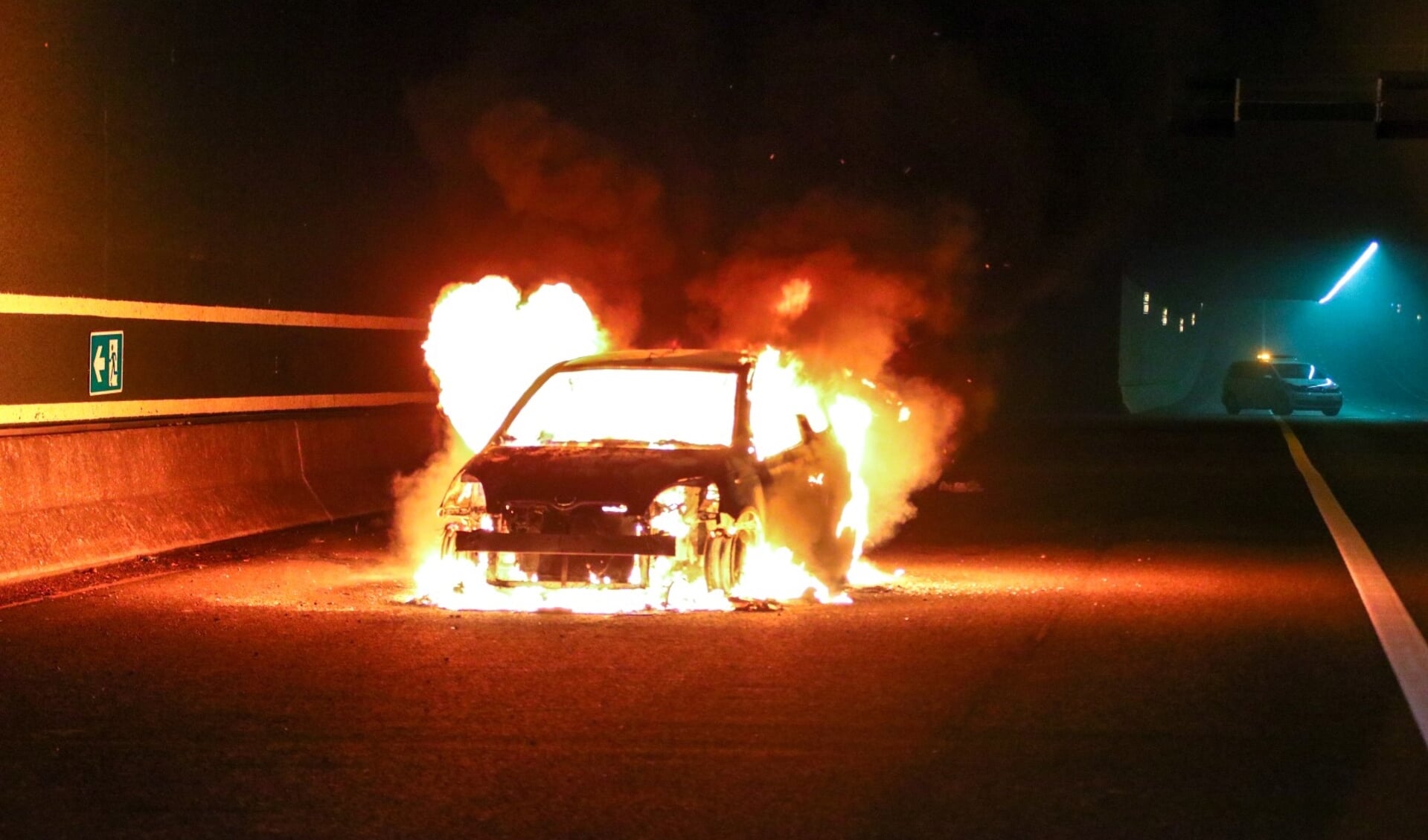 De auto is volledig uitgebrand.