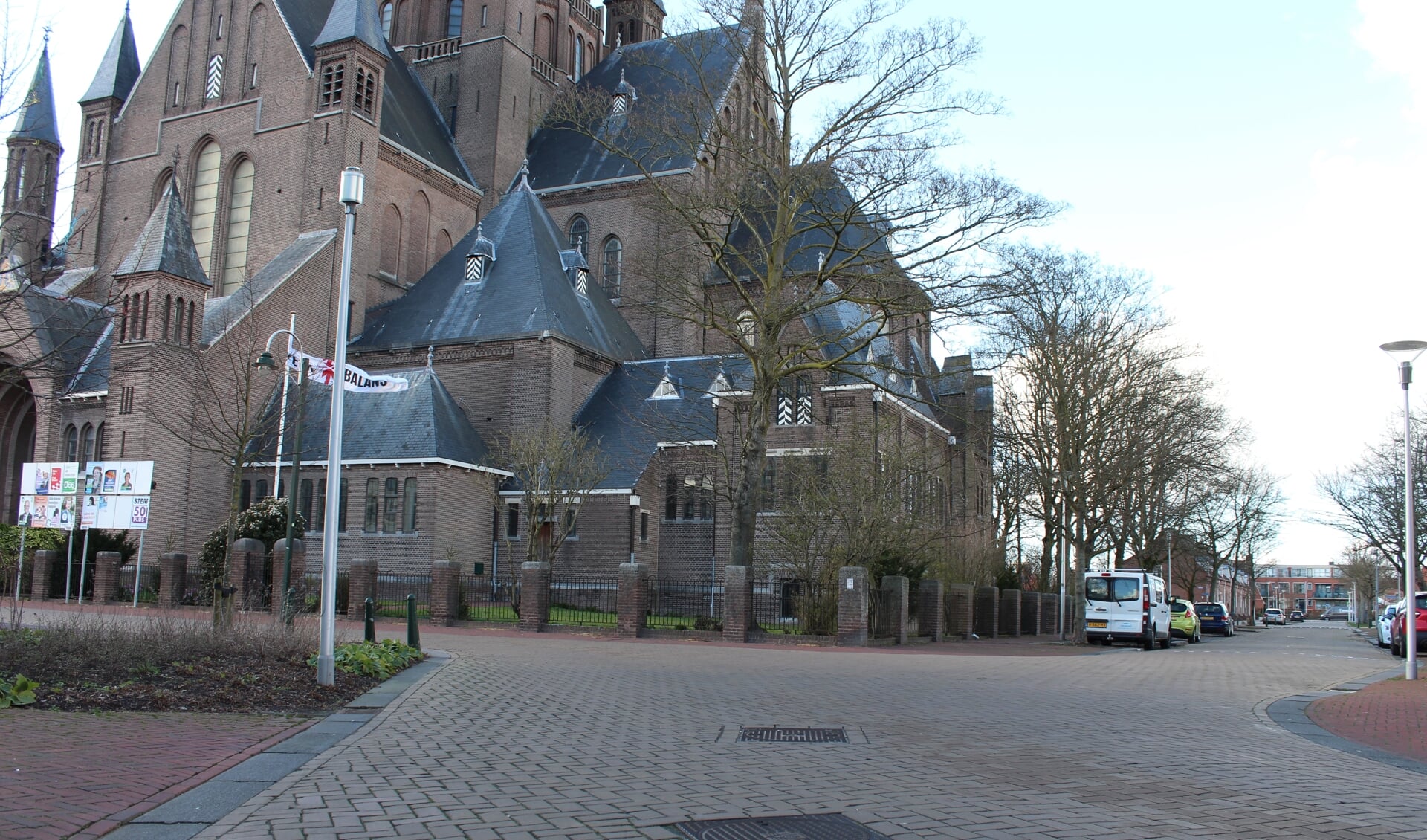 Een verkeersonhandig punt bij de Oostdam, Westdam en Markt nabij de Gummaruskerk in Steenbergen dat verbeterd kan worden.