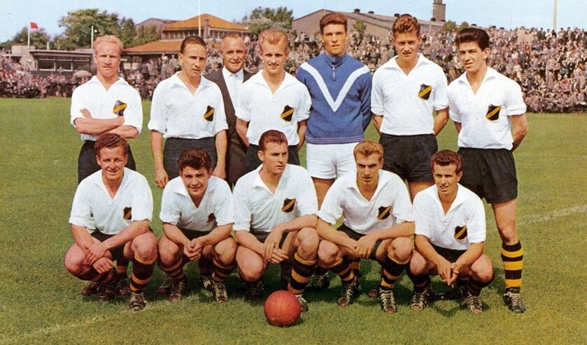 Puck Storimans, geheel links staand op de foto. speelde tussen 1954 en 1959 voor het eerste elftal van NAC.  