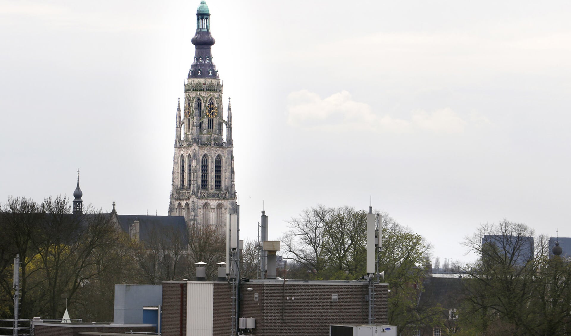 Centrumzijde station Breda zicht op Grote Kerk