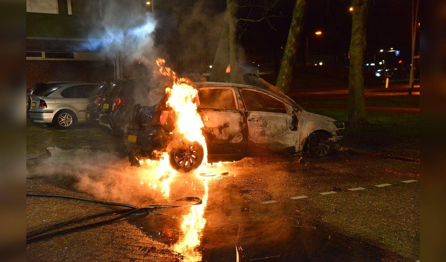 Twee auto's gingen verloren door een brand die vermoedelijk is aangestoken.