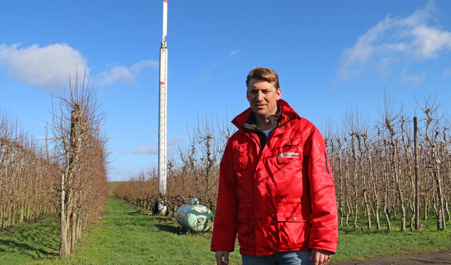 Martijn Vogelaar bij de windmachine die Vogelaar Fruitcultures al gebruikt.