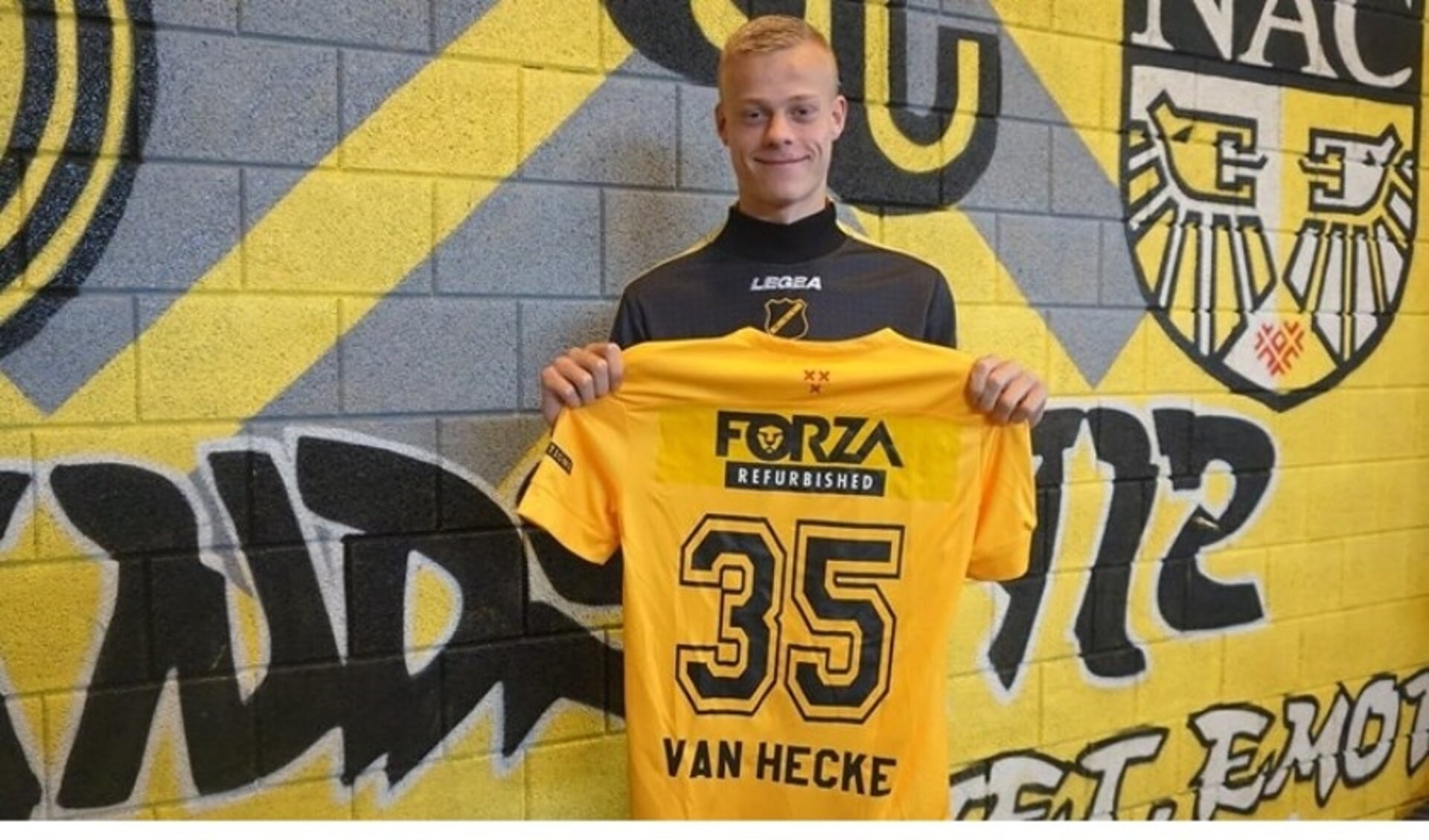 Jan-Paul van Hecke poseert na het ondertekenen van zijn contract.