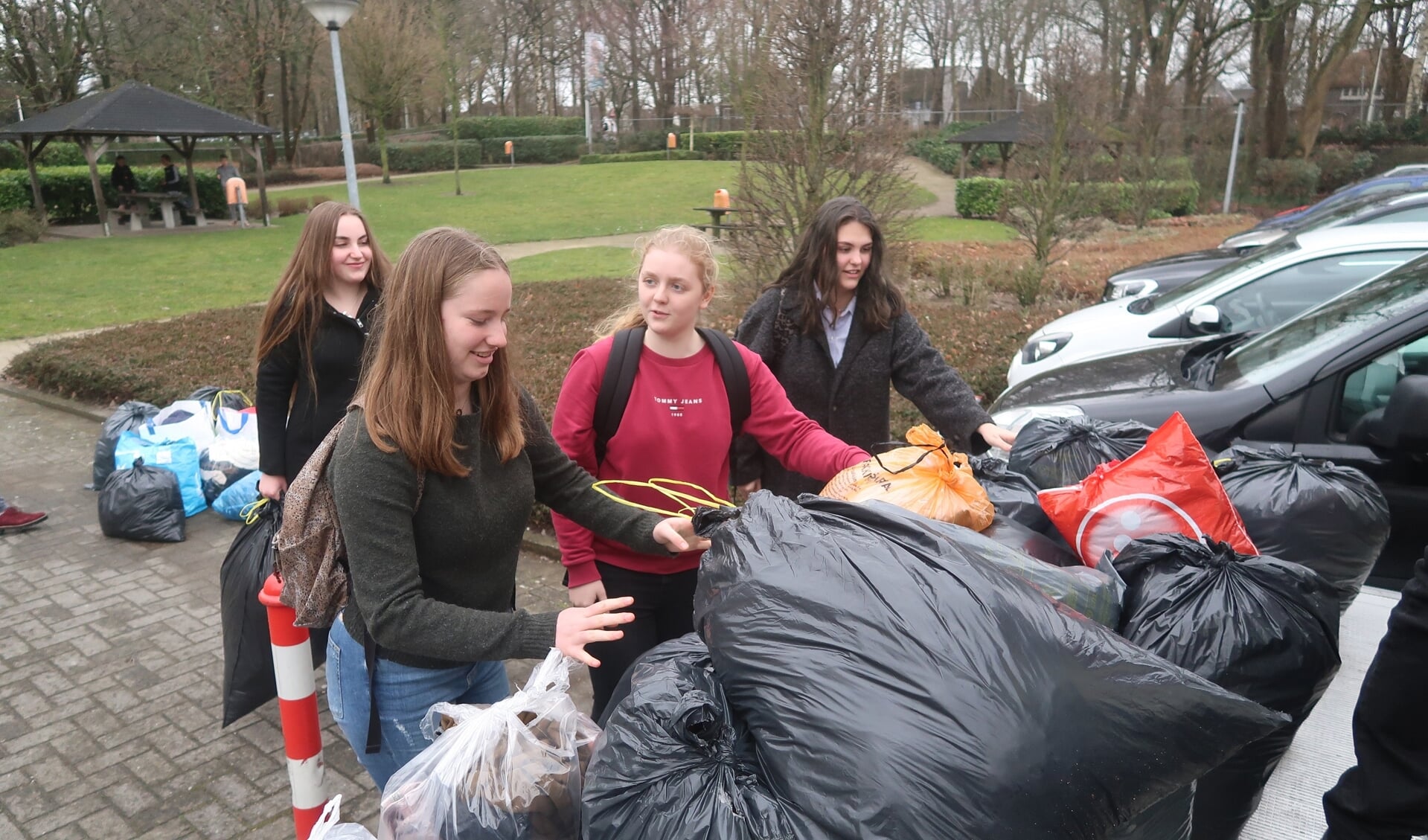 Zakken vol met kleding