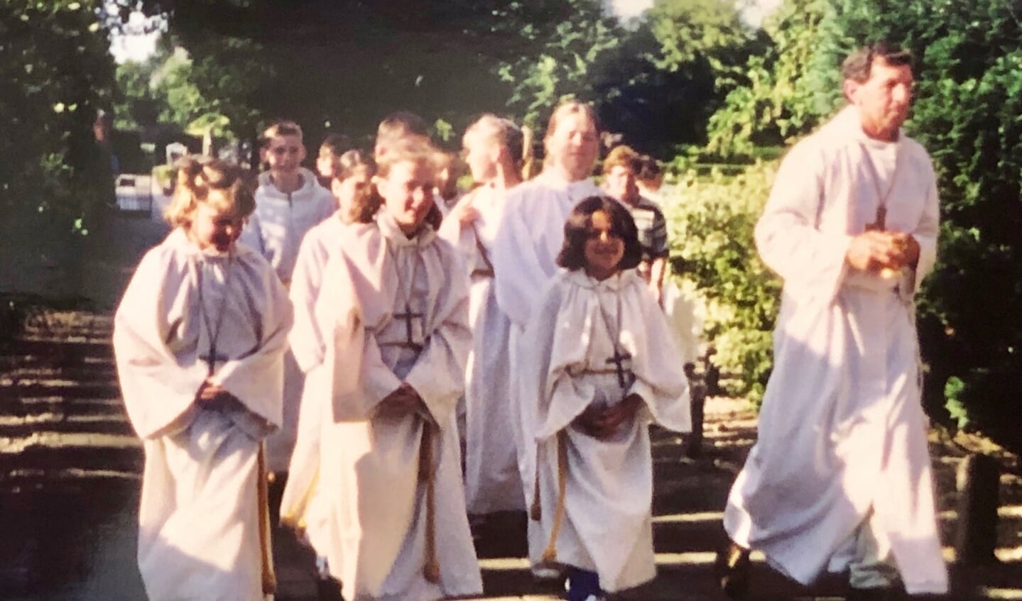 José Frijters begeleidt in 2003 misdienaars op weg naar een Heilig Vormsel Dienst. 