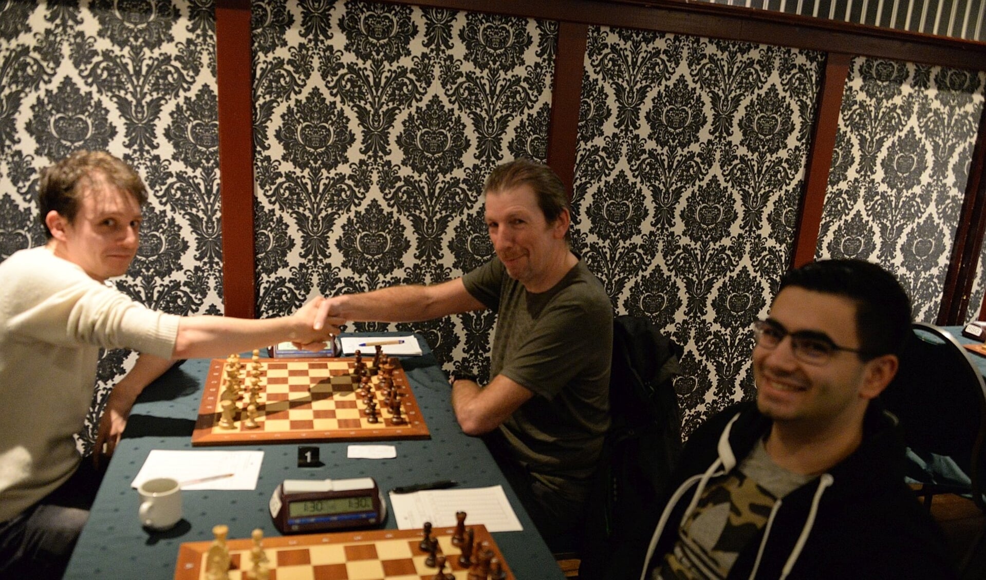 Johan Goorden (rechts) feliciteert Ivo Kok met de toernooiwinst. Alik Tikranian (met bril) heeft vrede met het resultaat. FOTO AD BRUINS