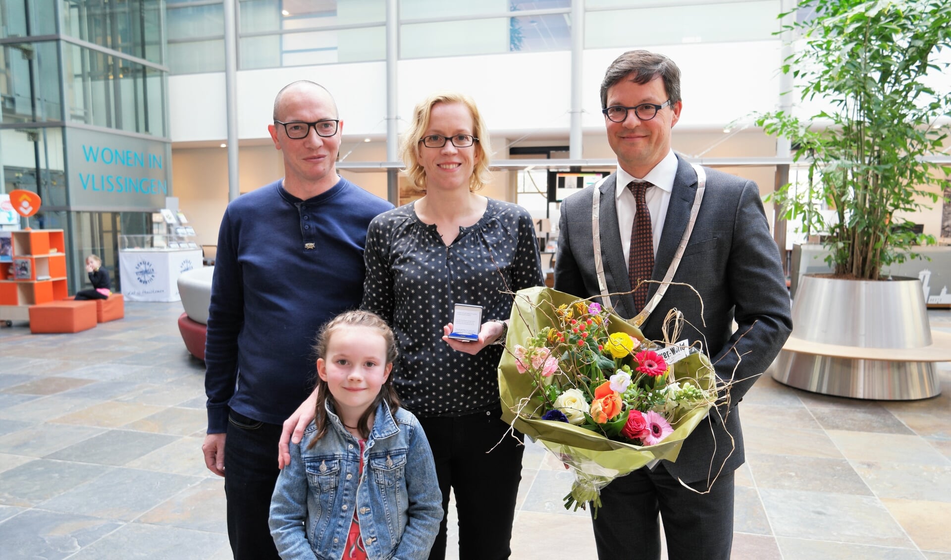 Mirjam Jongejan met echtgenoot Richard, dochtertje Cloë en burgemeester Bas van den Tillaar.