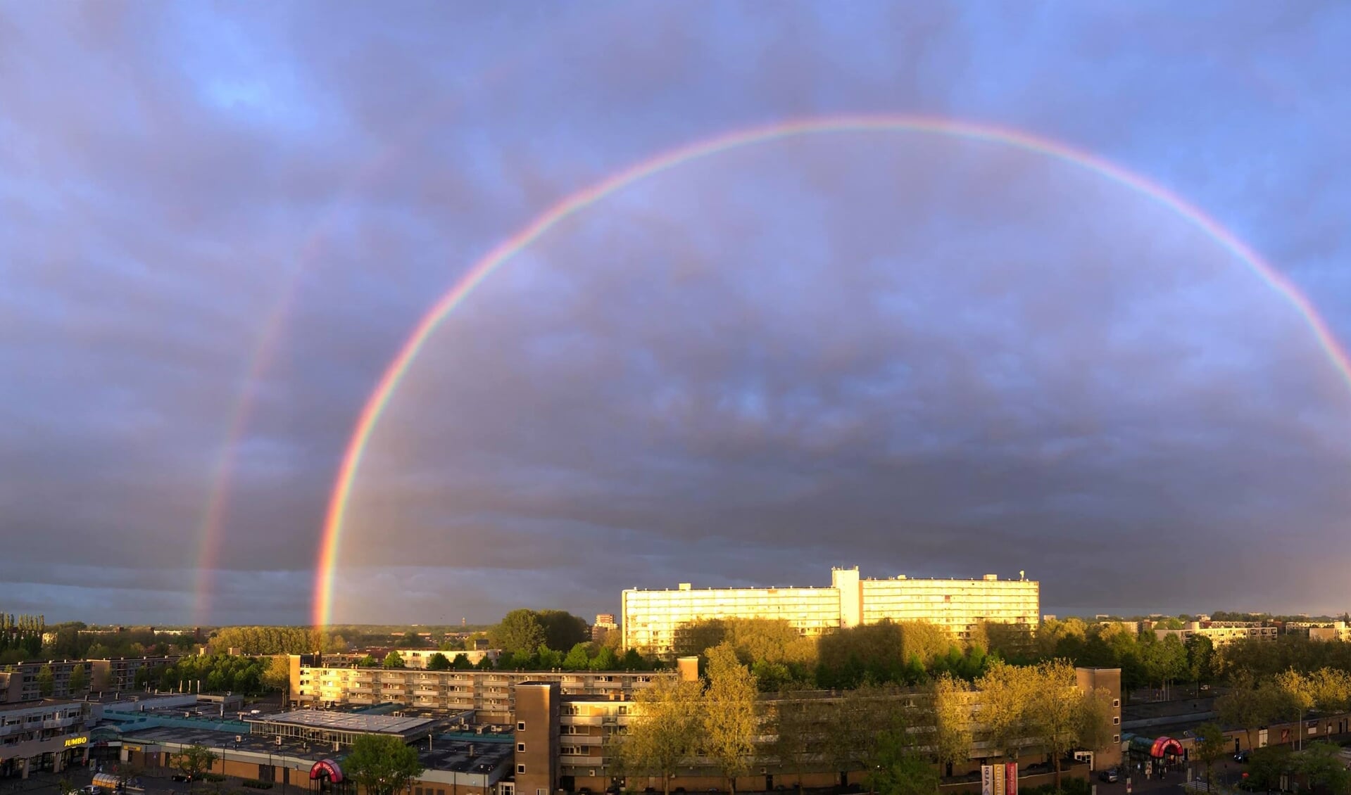De regenboog van donderdag 25 april boven Breda,