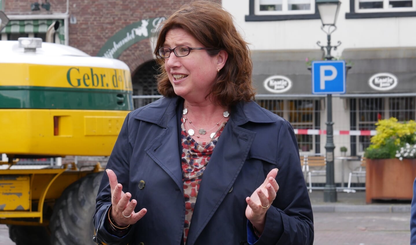 Miriam Haagh verrichtte maandagmiddag de officiële start van de herinrichting van de Haagsemarkt.