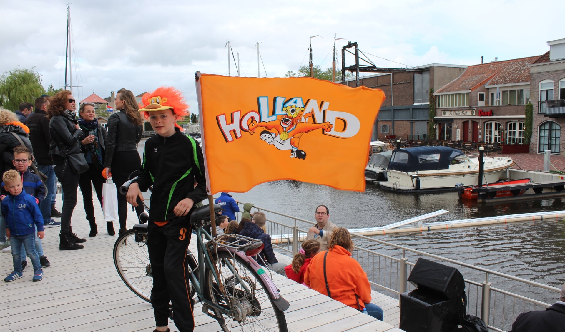 Hero Veraart (12) bij zijn Koningsdagfiets met Hollandse vlag.