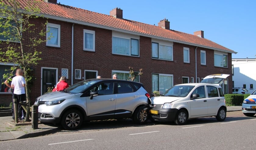 Beide auto's raakten flink beschadigd bij het ongeval.