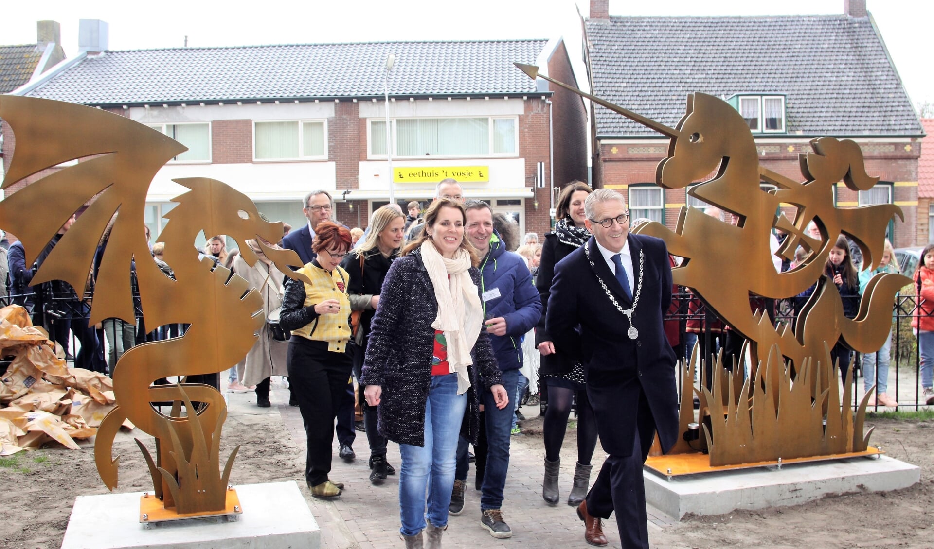 Burgemeester Ruud van den Belt, vormgeefster Marly Mulders en smid Frank Bogers betreden als eersten het nieuwe Sint Jorispad. 