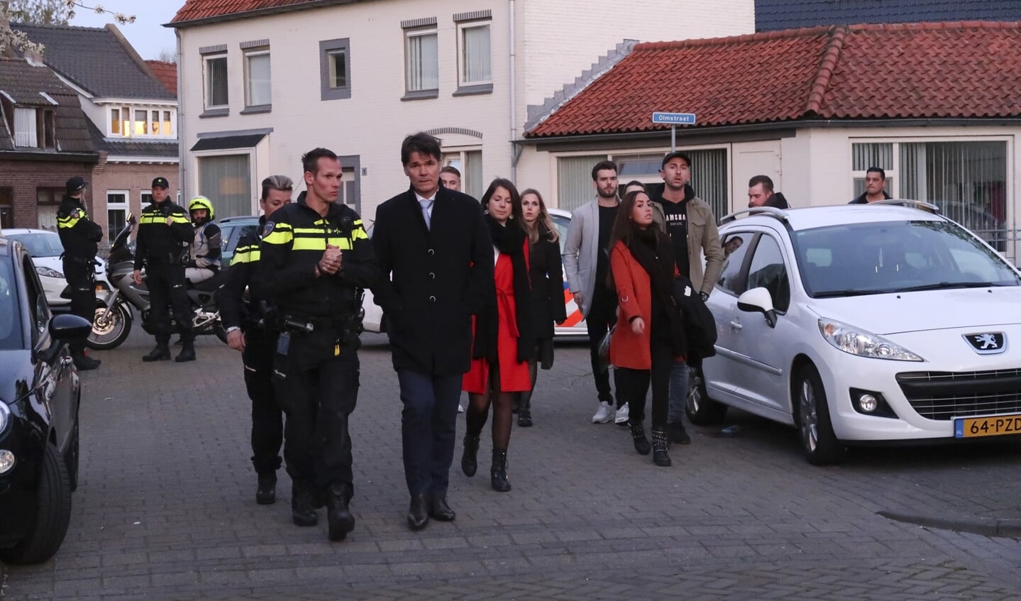 Burgemeester Paul Depla bij de herdenking van Ger van Zundert, woensdagavond in de Sparrenweg.