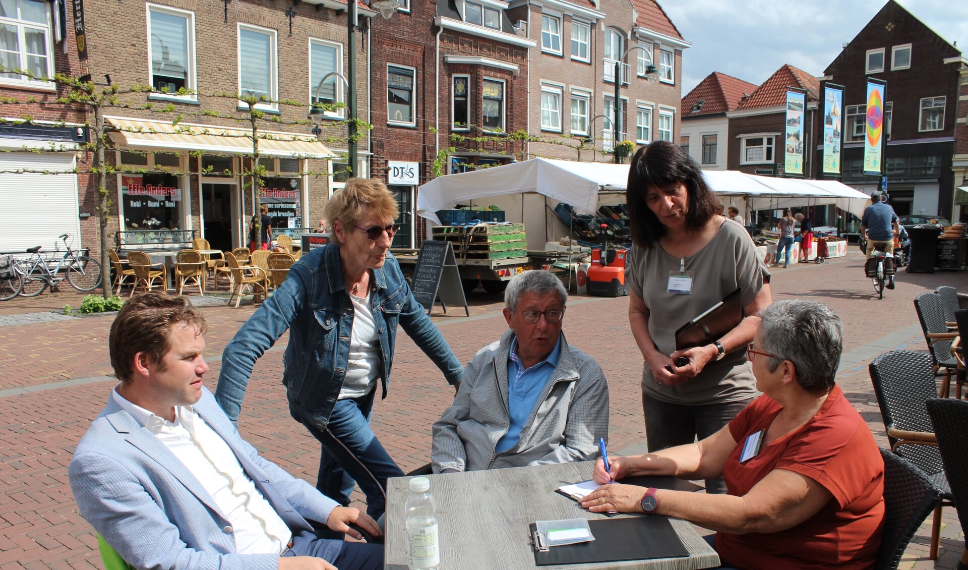 Middenin de samenleving in gesprek met bewoners uit de gemeente Steenbergen is een belangrijk direct contact.