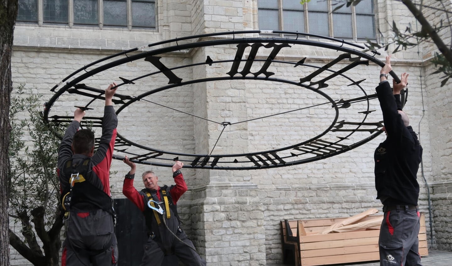 De wijzerplaten liggen klaar voor herbevestiging aan de toren van de Grote Kerk.