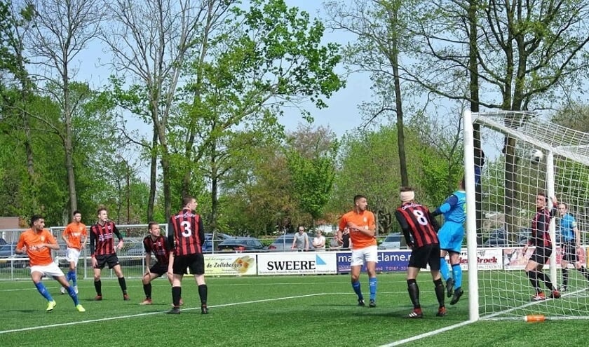 Anass el Gamali (uiterst links op de foto) kopte een strakke voorzet van Randy Elst binnen. FOTO ARTHUR VERBRAAK