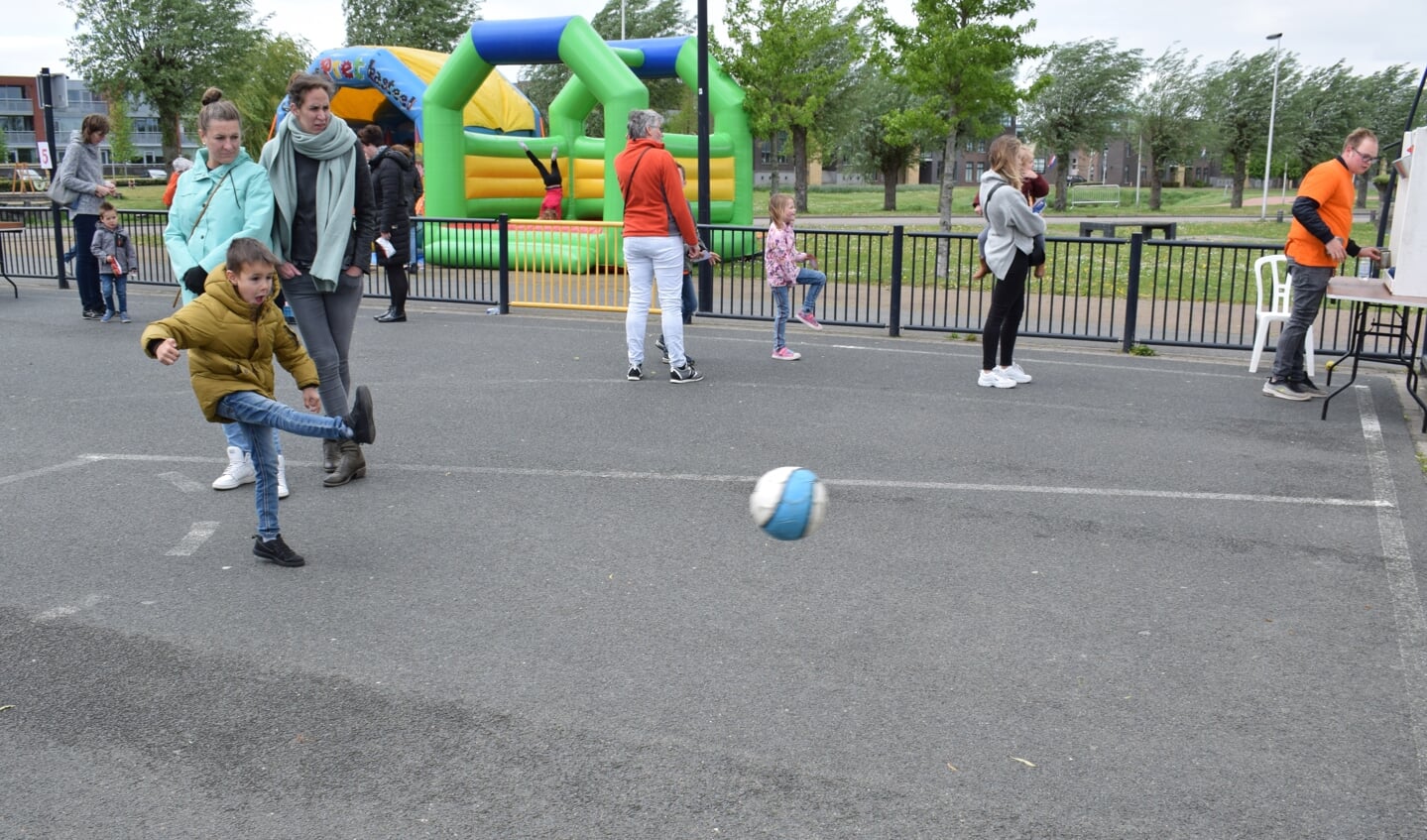 Spelletjes doen op het kinderplein in het Schoenmakerspark. FOTO STELLA MARIJNISSEN