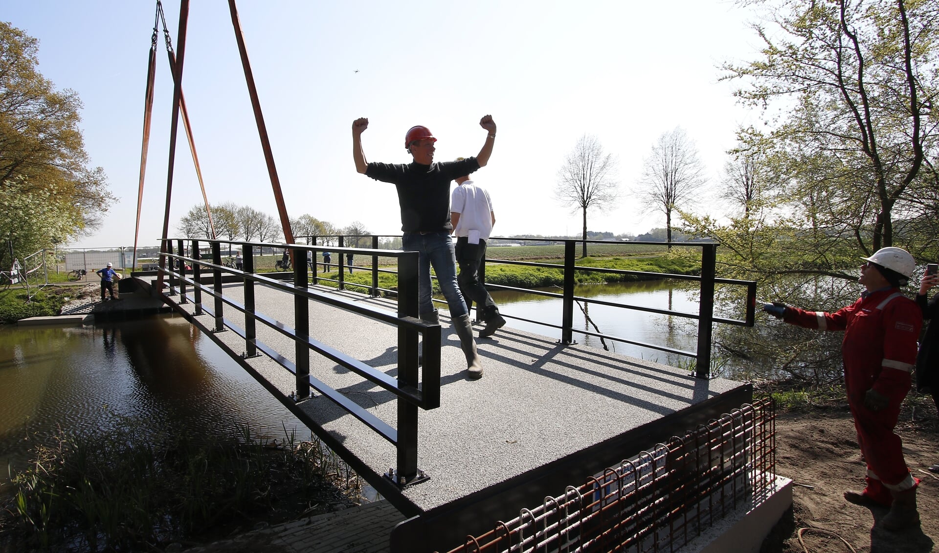 Donderdag 18 april is Breda een brug rijker/ Bij de Klokkenberg verbindt een fietsbrug het landgoed met Ulvenhout.