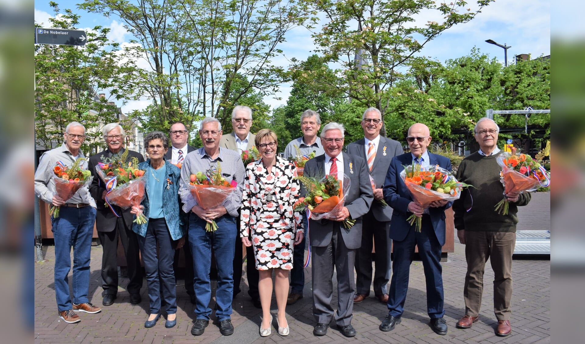 De trotse gedecoreerden in het zonnetje gezet door burgemeester Miranda de Vries. FOTO STELLA MARIJNISSEN