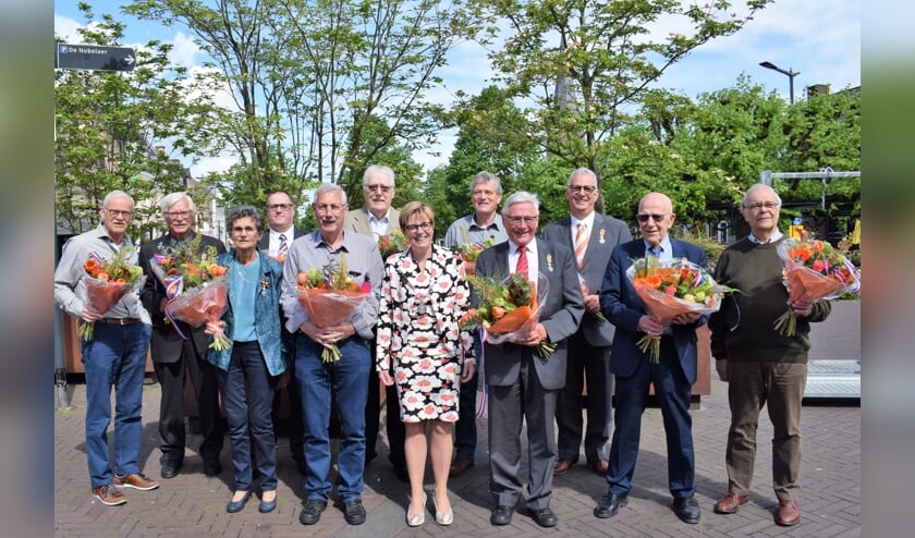 De trotse gedecoreerden in het zonnetje gezet door burgemeester Miranda de Vries. FOTO STELLA MARIJNISSEN