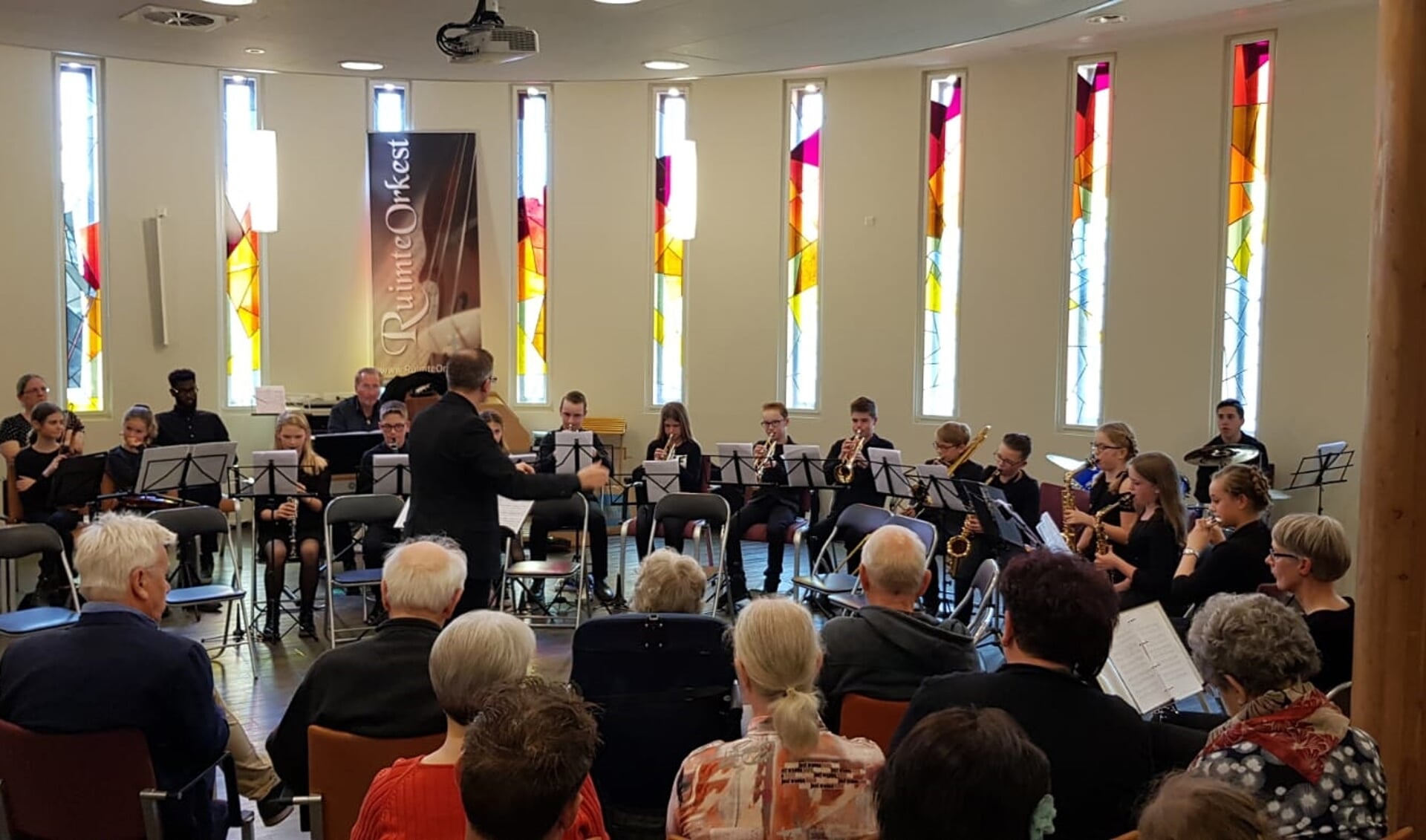 Het Opleidingsorkest van de Oudenbossche Harmonie tijdens het uitwisselingsconcert in Zevenbergen.