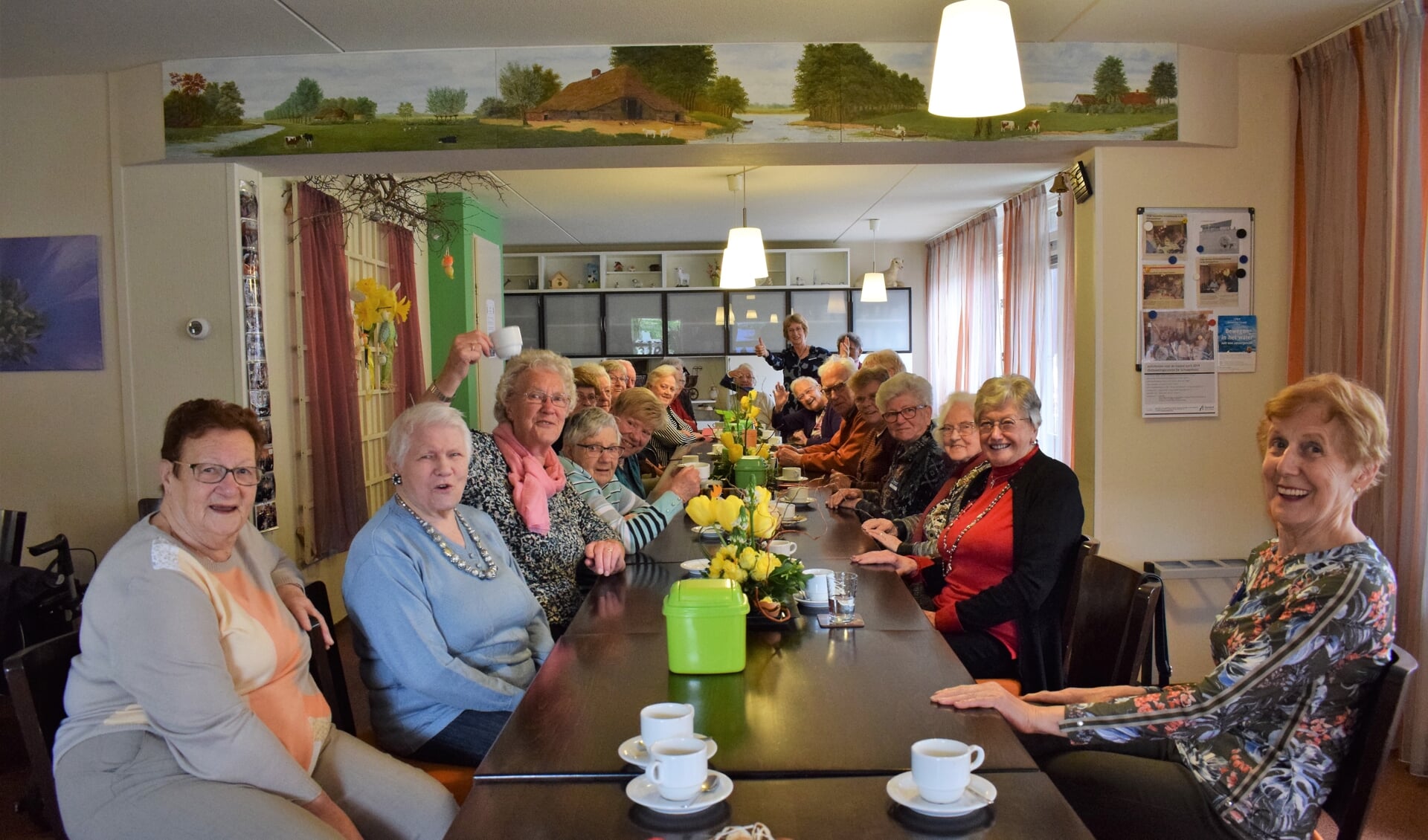 Bewoners genieten van hun gezellige koffieochtend in De Schaapskooi. FOTO STELLA MARIJNISSEN