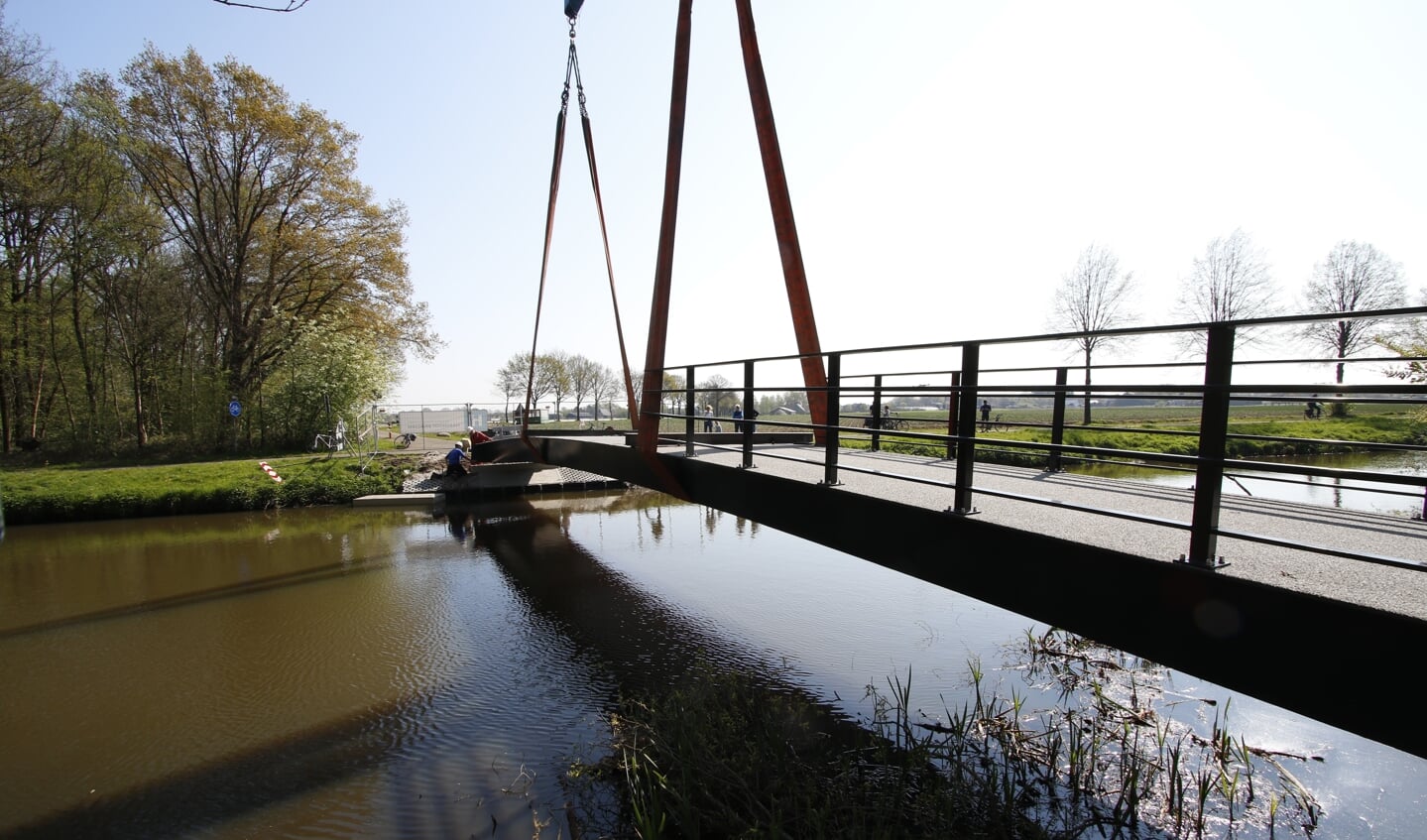 Donderdag 18 april is Breda een brug rijker/ Bij de Klokkenberg verbindt een fietsbrug het landgoed met Ulvenhout.