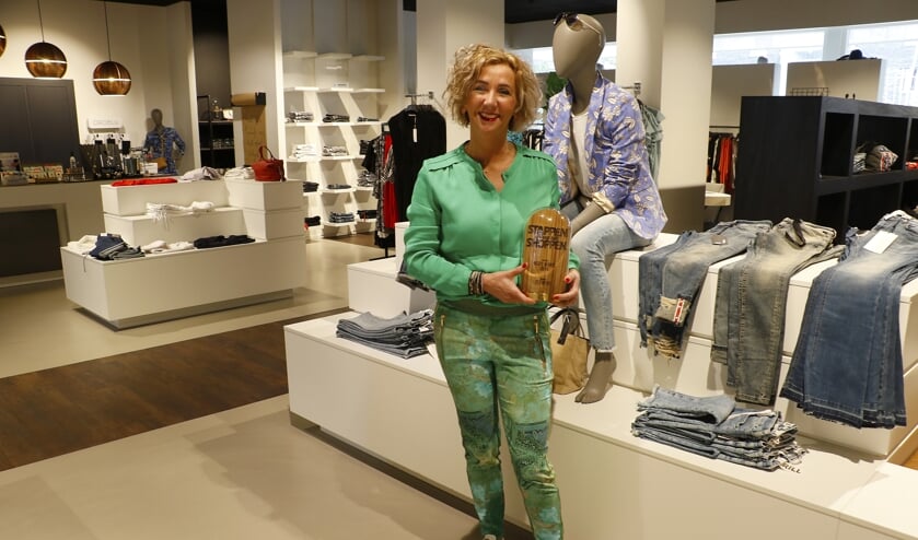 Eigenaresse Yvonne met de Award.