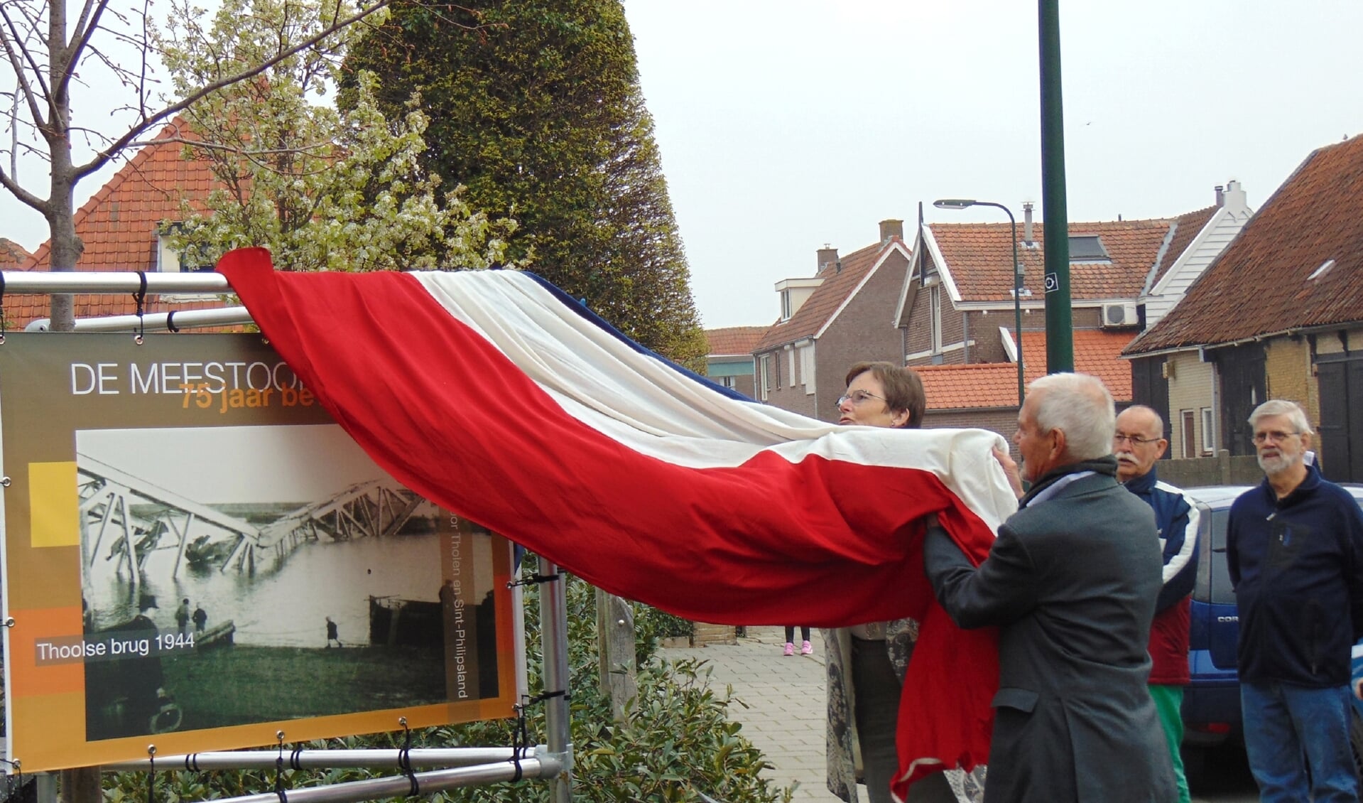 Burgemeester Ger van de Velde en voorzitter Arie van der Zwan onthullen samen de banner voor de nieuwe tentoonstelling in De Meestoof. FOTO JEFFREY HAGE