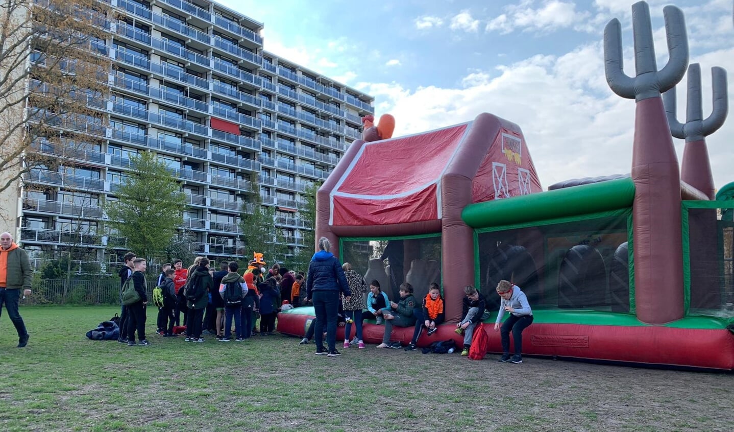 Kinderen sporten bij PCP tijdens de Koningsspelen 2019.