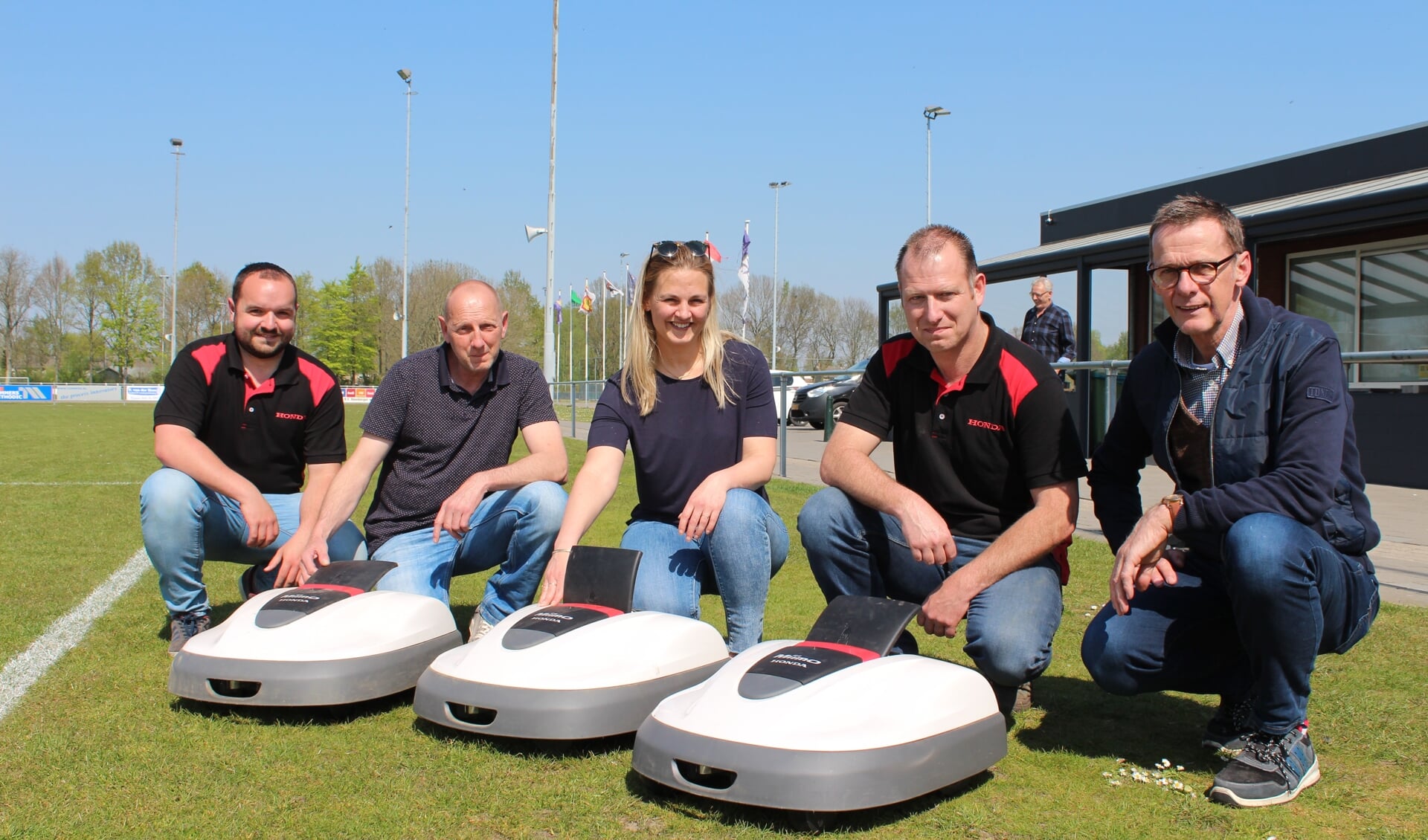 Drie robotmaaiers worden als pilot ingezet op een veld van VV Prinsenland in Dinteloord