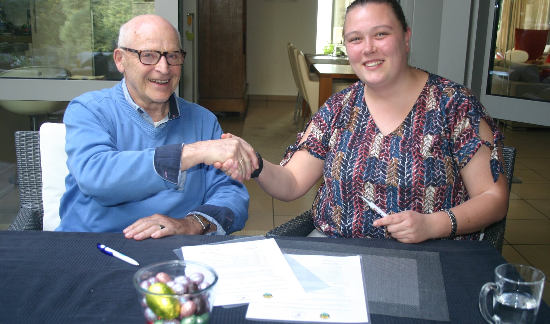 Ondertekening intentieovereenkomst door voorzitters Jan van Elzakker (Halsteren) en Tessa van Egeraat (Marjola Girls). FOTO RKSV HALSTEREN